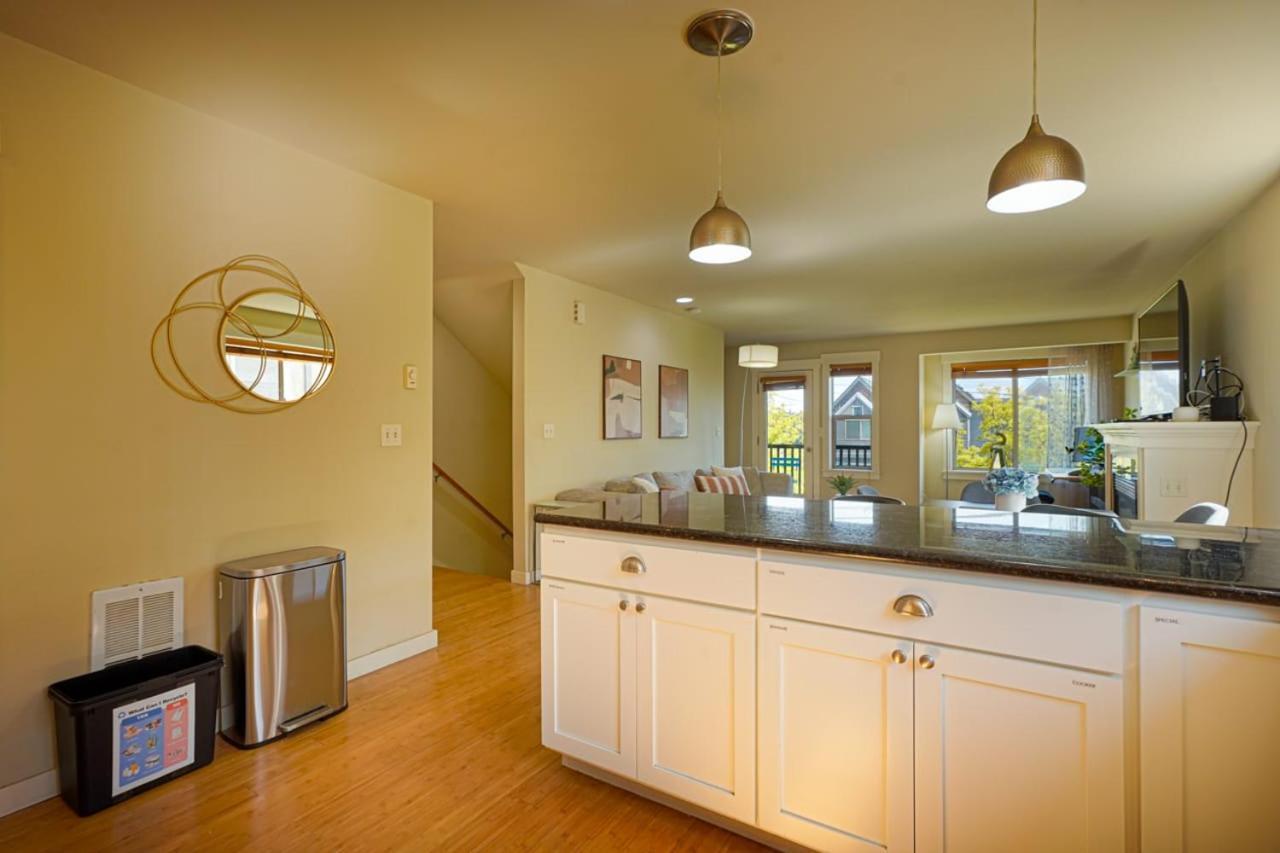 Stylish North Seattle Townhouse- Dual Master Suites Luaran gambar
