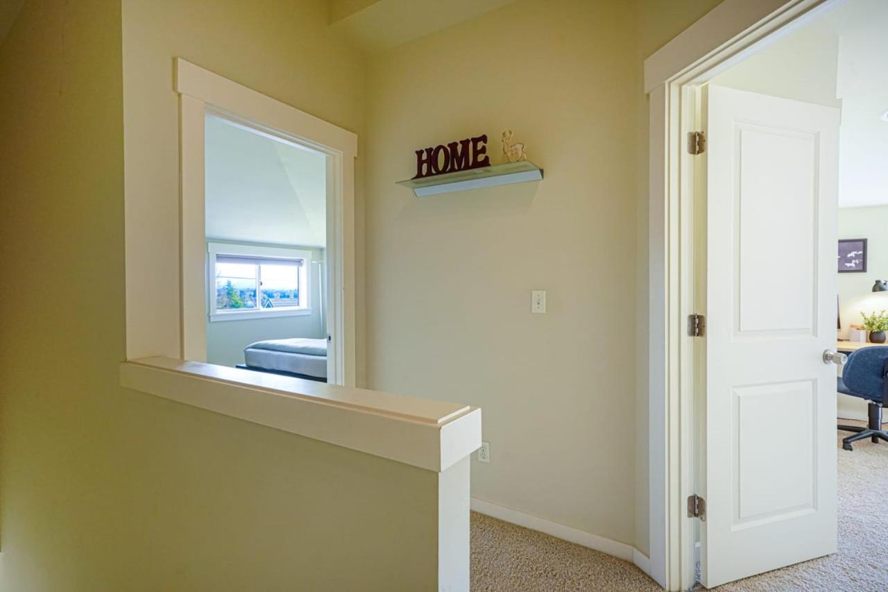 Stylish North Seattle Townhouse- Dual Master Suites Luaran gambar