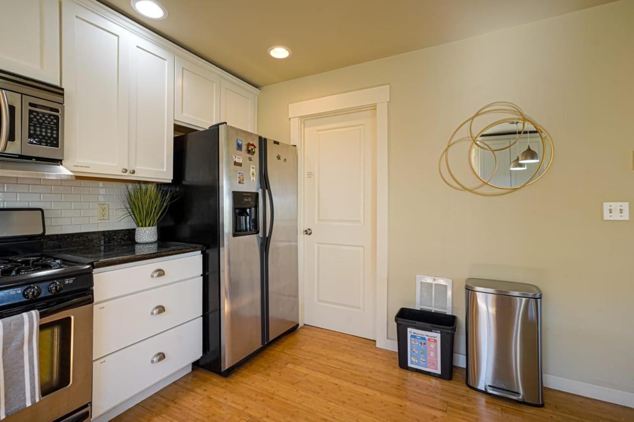 Stylish North Seattle Townhouse- Dual Master Suites Luaran gambar